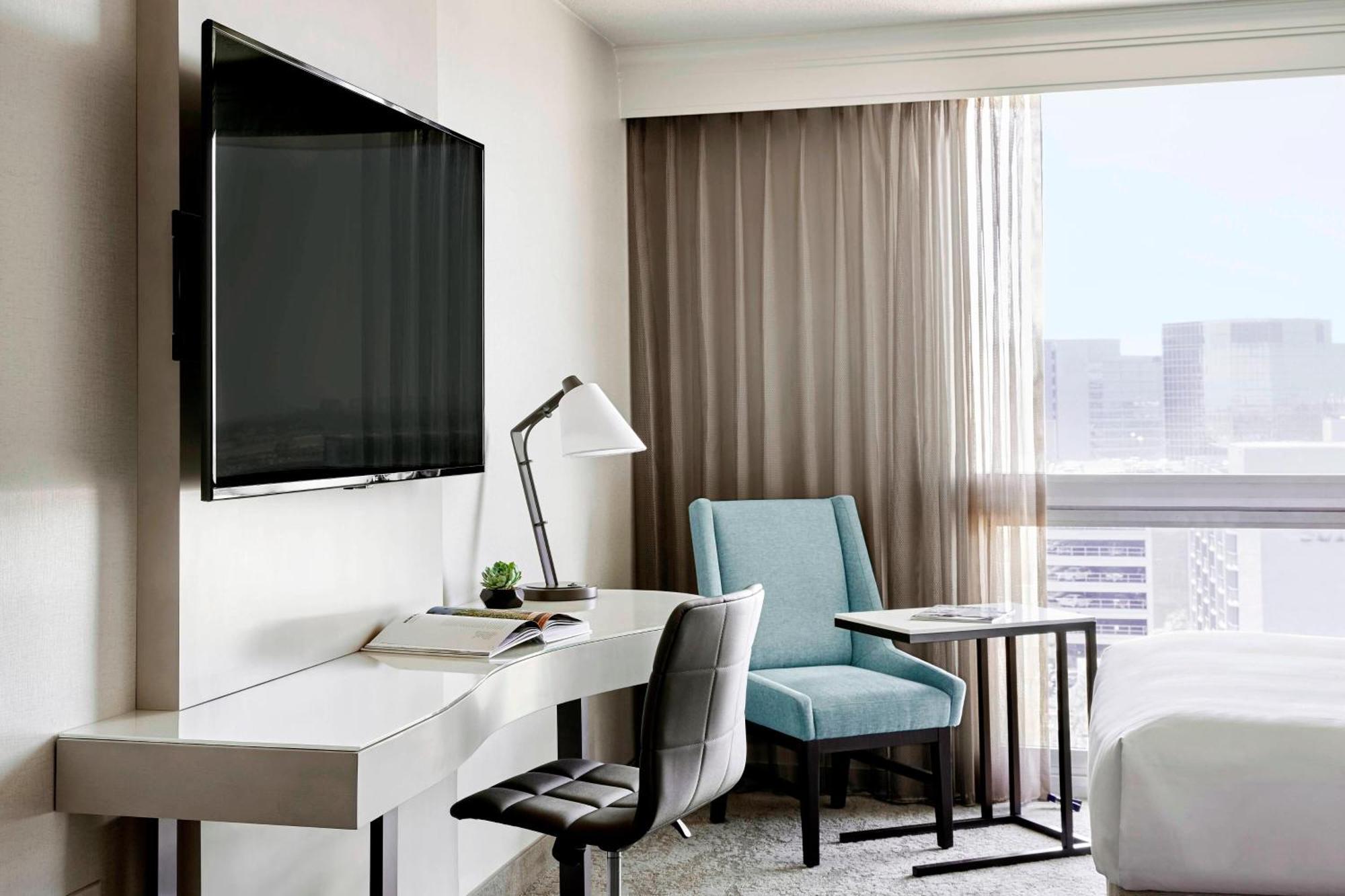 Quarto com 2 Camas de Casal, Varanda e Vista da Piscina