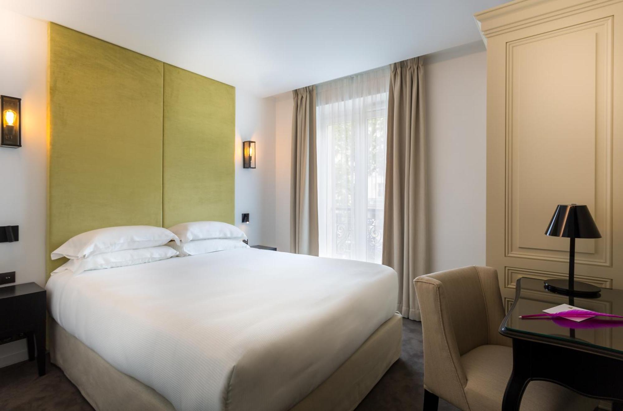 Double Room Baronne Eiffel Tower Side View