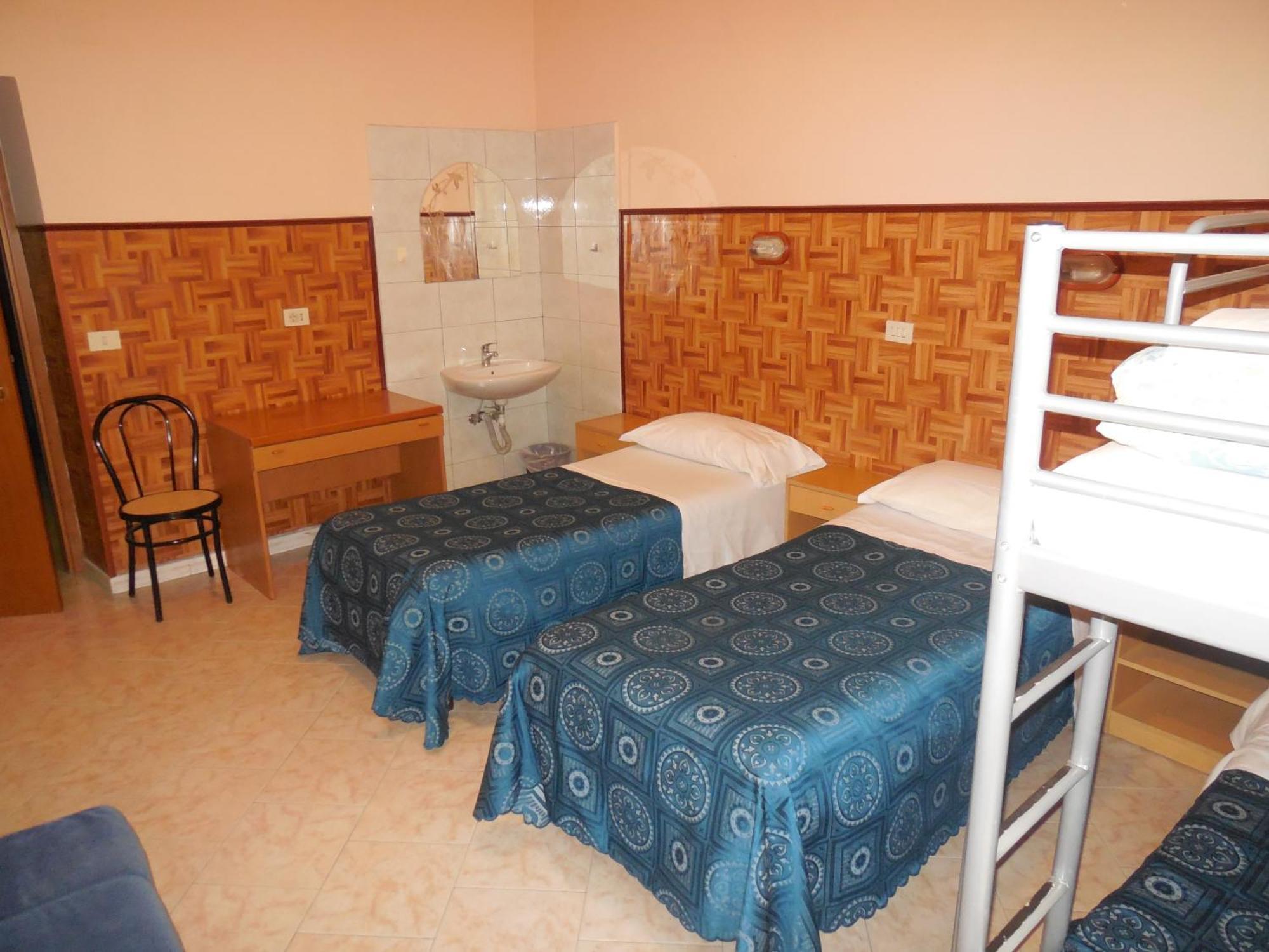 Cama en dormitorio compartido femenino de 5 camas