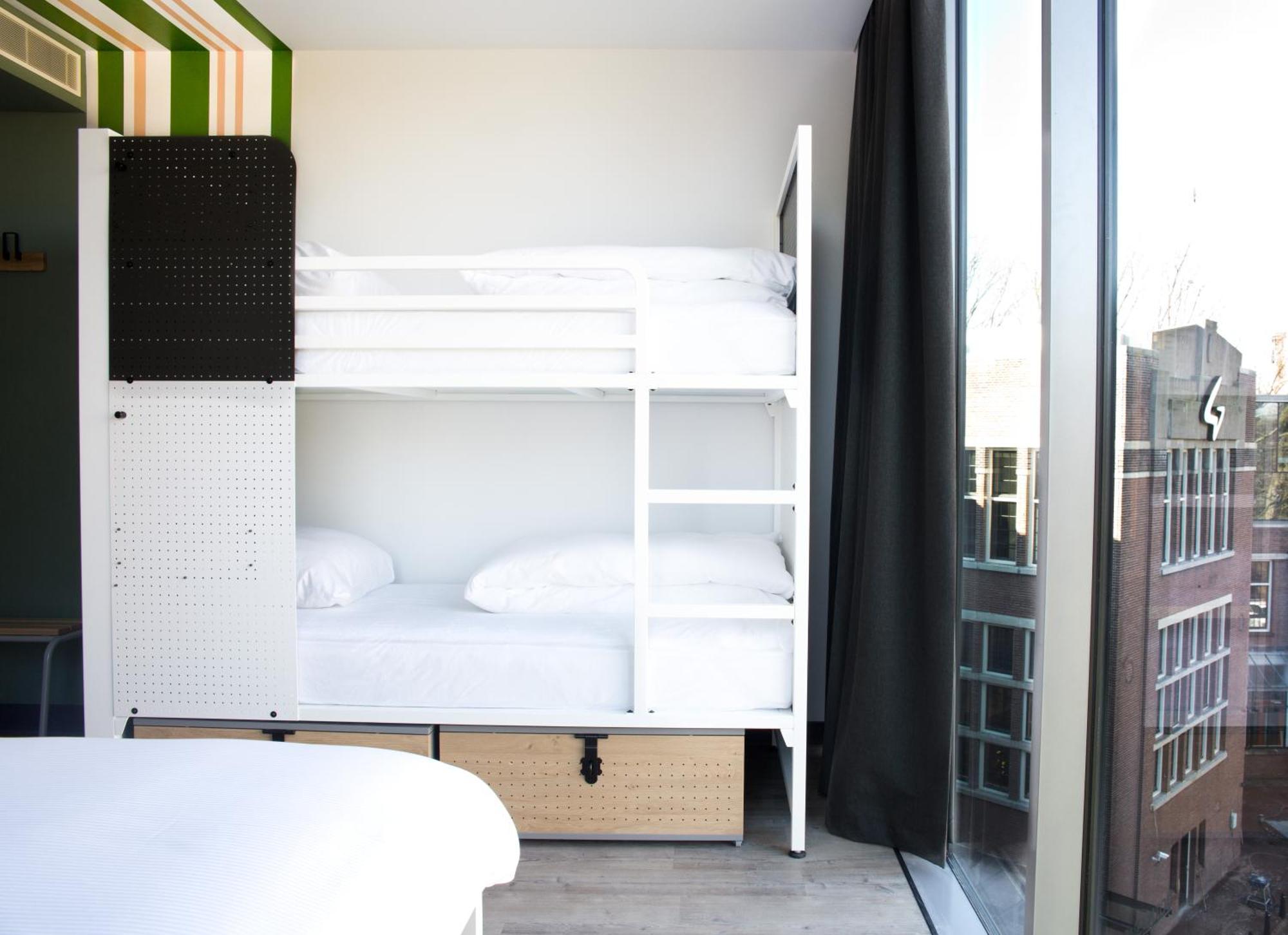 Cama en habitación compartida deluxe de 4 camas