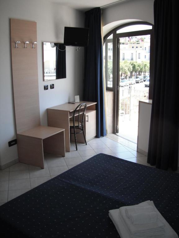 Doppelzimmer mit Balkon und Stadtblick