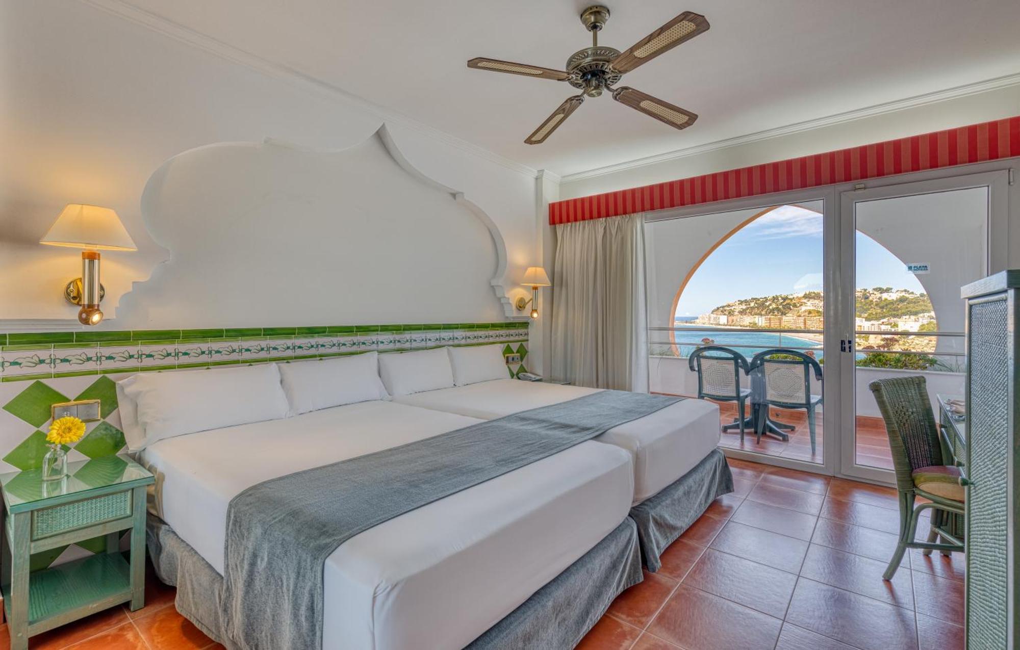 Standard Twin Room with Sea View