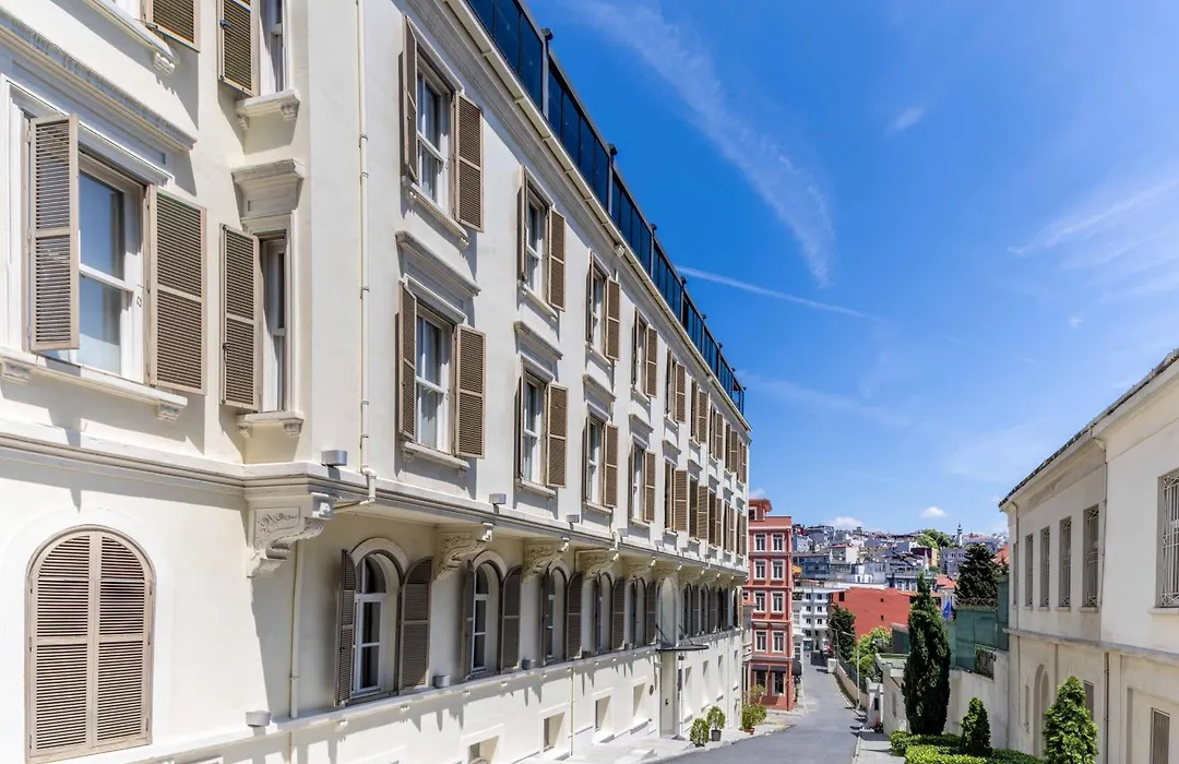 Tomtom Suites-1