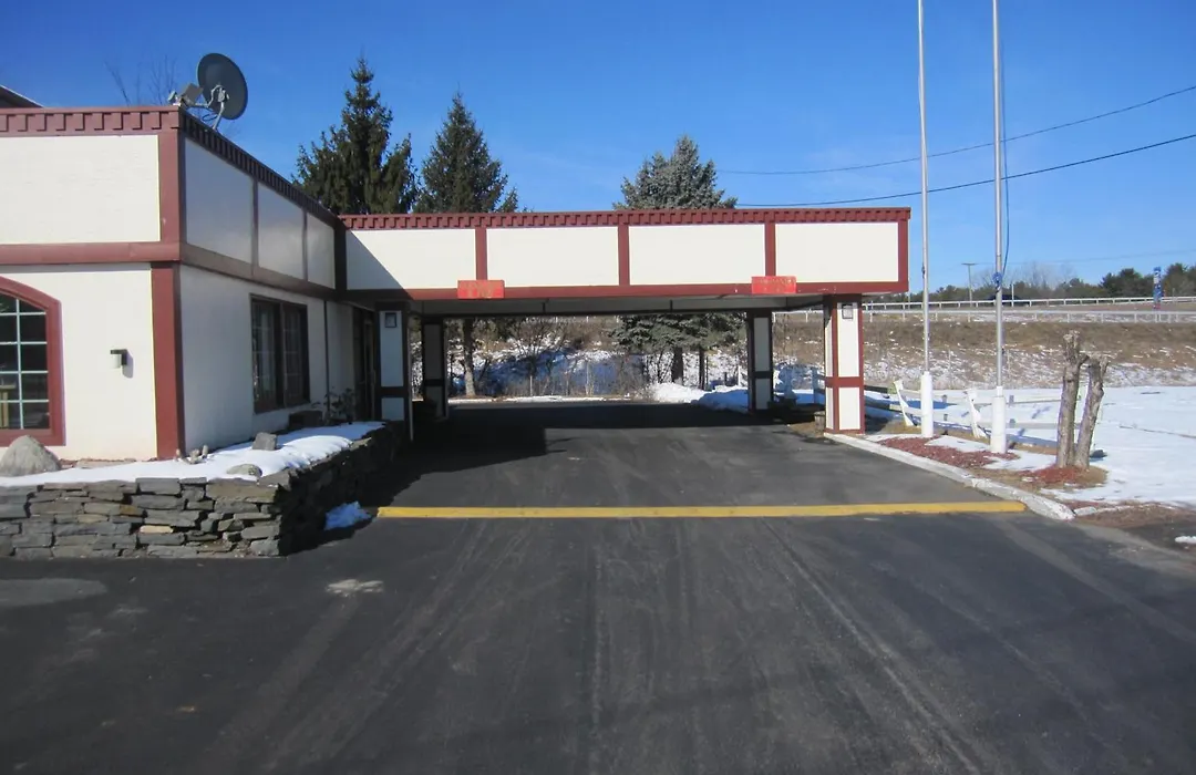Days Inn By Wyndham Queensbury/Lake George-1