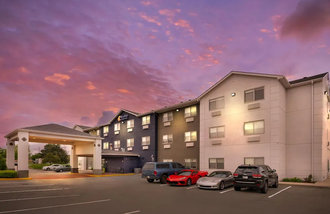 Comfort Inn & Suites North Greenfield-1