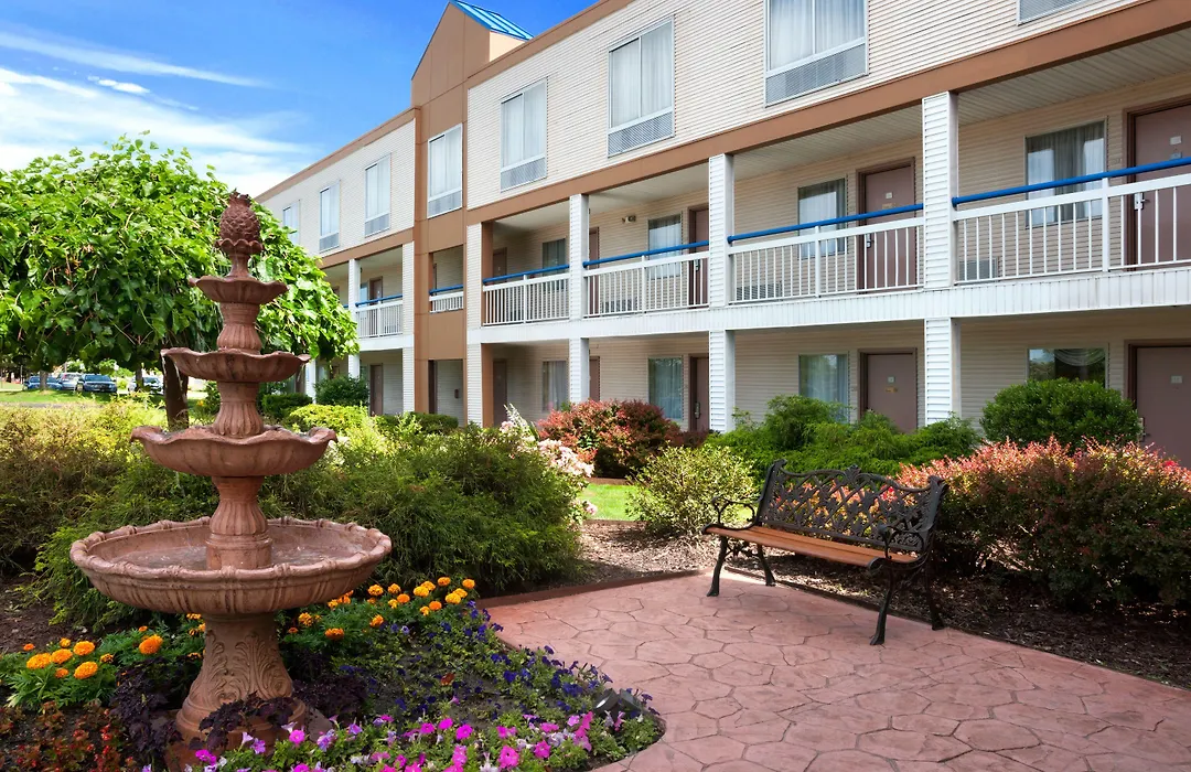 Howard Johnson By Wyndham Romulus Detroit Metro Airport-1
