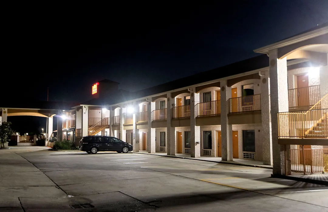 Magnolia Inn And Suites-1