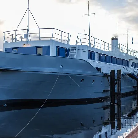 ARCONA - Übernachten auf dem Wasser - direkt am Bontekai-3