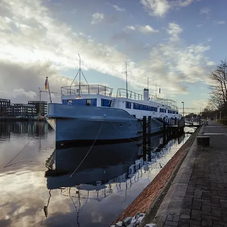 ARCONA - Übernachten auf dem Wasser - direkt am Bontekai-2