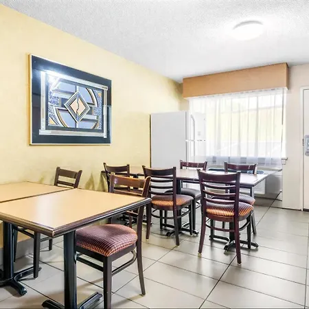 Brentwood Inn & Suites - Lynchburg-3