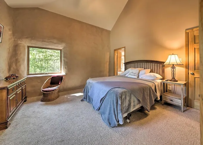Peaceful Custom Carbondale Home W/ Deck, Near Siu!