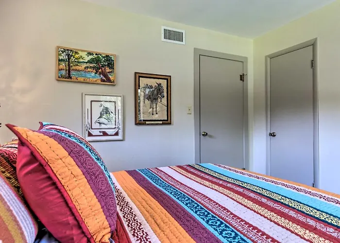 Ocean Springs Home - Walk To Beach & Downtown!