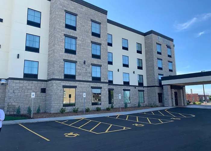 Cobblestone Hotel & Suites - Two Rivers