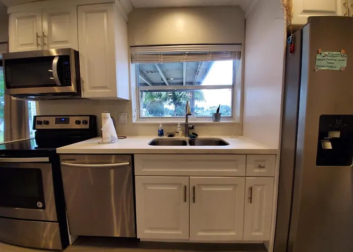 Lakefront Vacation Home - Sleeps 8