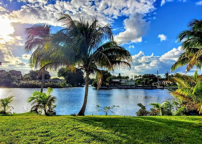 Lakefront Vacation Home - Sleeps 8