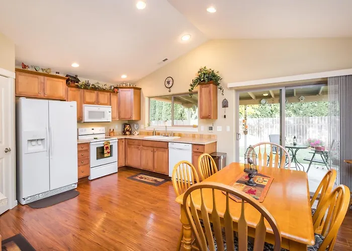 Charming Wine Country Retreat! 4 Bedroom 2 Bath