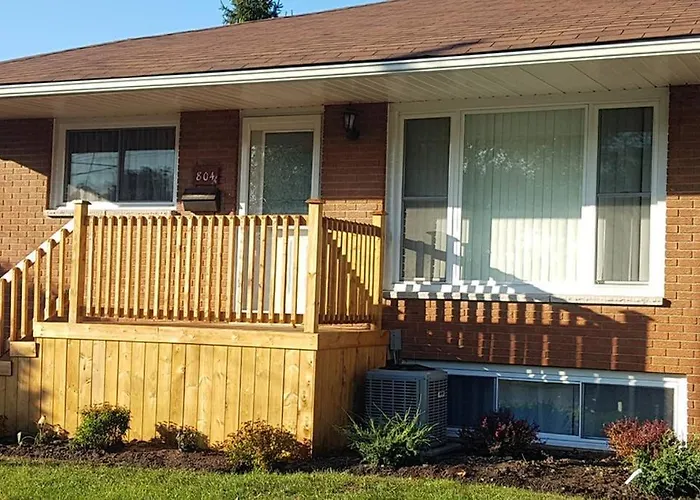 Sarnia Central Six - Big 6 Bedroom 2 Ba - Patio And Bbq