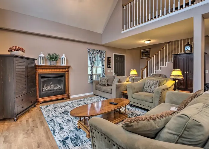 Deck, Lake Views! Group Getaway In Osage Beach
