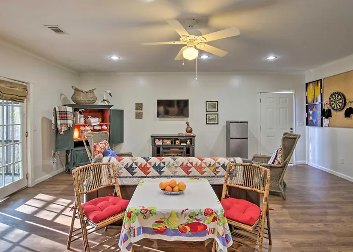 Cozy & Quiet Studio W/ Porch, Near Scenic Railway!