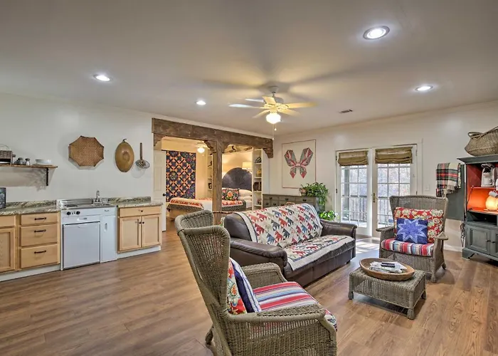 Cozy & Quiet Studio W/ Porch, Near Scenic Railway!