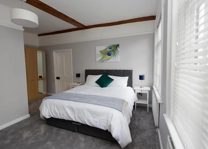 New Bespoke 2 Bed Town Centre Serviced Apartment