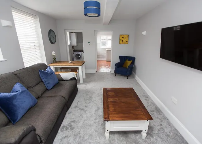 New Bespoke 2 Bed Town Centre Serviced Apartment