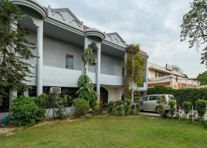 De Manora Homes - Unpretentious Hotel With A Garden , Posh Area Ranjit Avenue