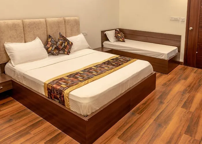 De Manora Homes - Unpretentious Hotel With A Garden , Posh Area Ranjit Avenue