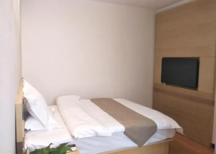Greentree Inn Henan Shangqiu Liangyuan District Railway Station Express Hotel