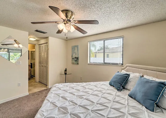 Bright Venice Home W/ Yard < 4 Miles To Beach!