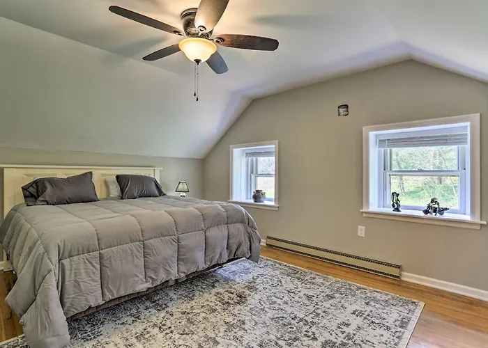 Patio & Fire Pit: Idyllic Cottage In Hellertown!
