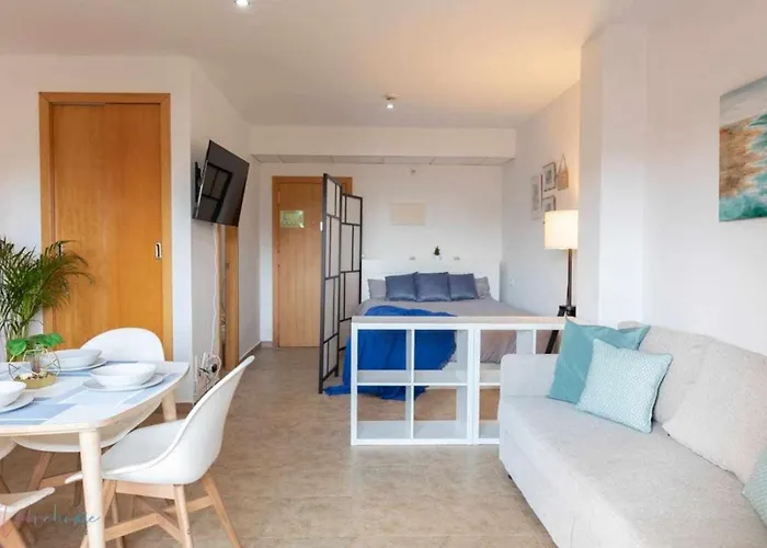 Apartamento junto a la playa con piscina y parking