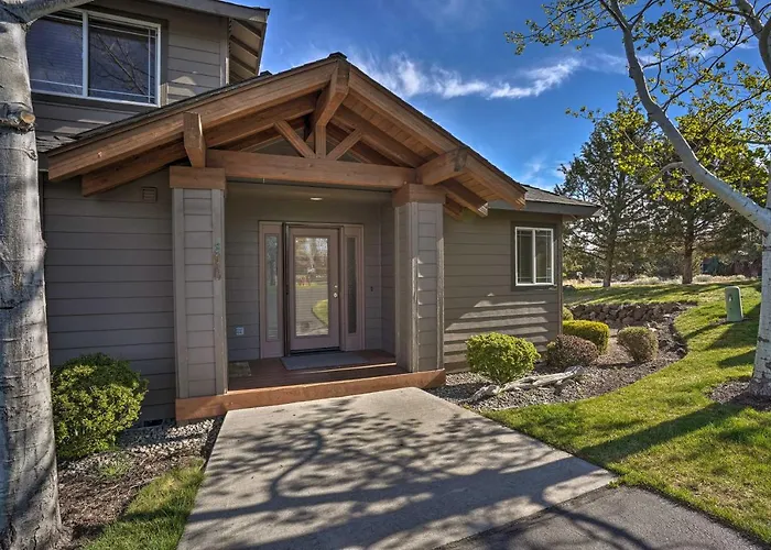 Redmond Resort Townhome W/ Private Hot Tub