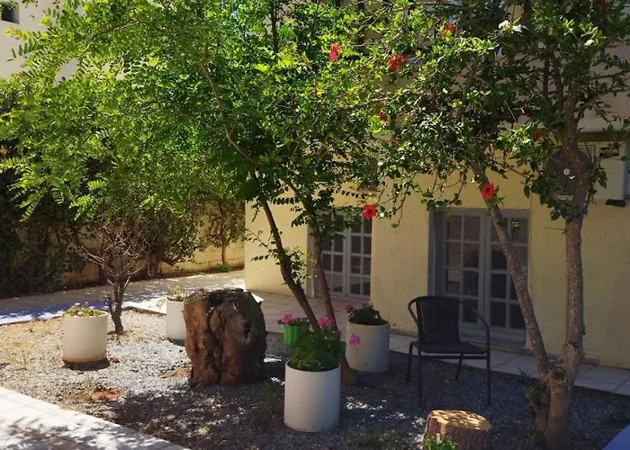Cleo Rooms 250M From The Beach