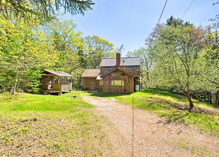 1 Mi To Downtown Bbh: Coastal Cabin W/ Deck & Yard