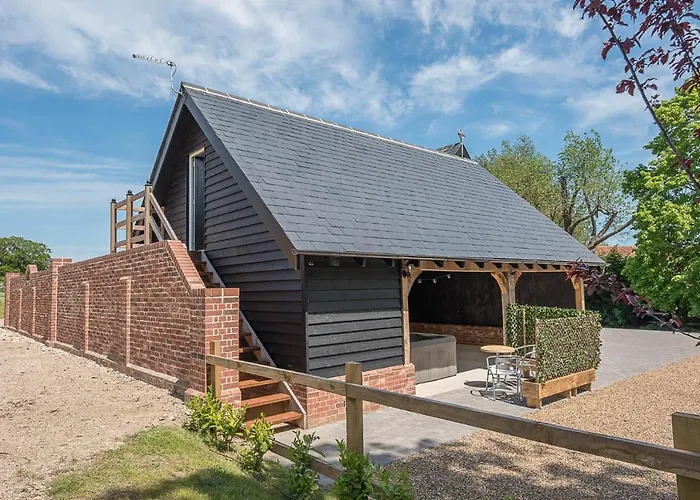 Geoff'S Rest At Pond Hall Farm In Hadleigh With Private Hot Tub