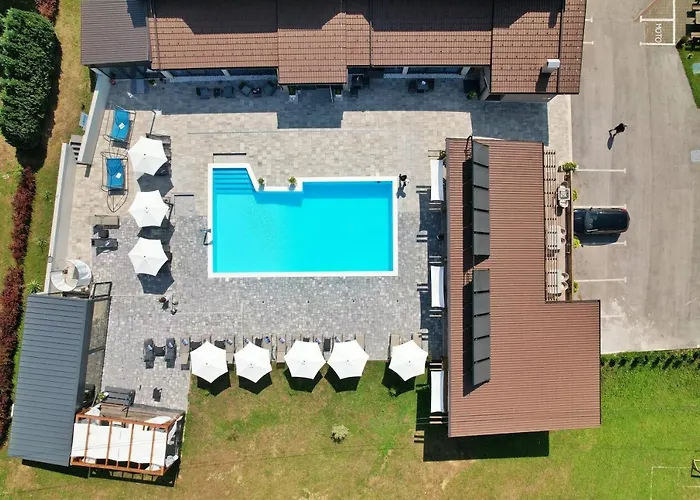 16 Lakes Hotel