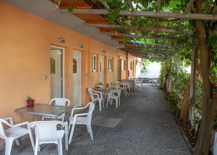 Hotel Loula Rooms And Apartments