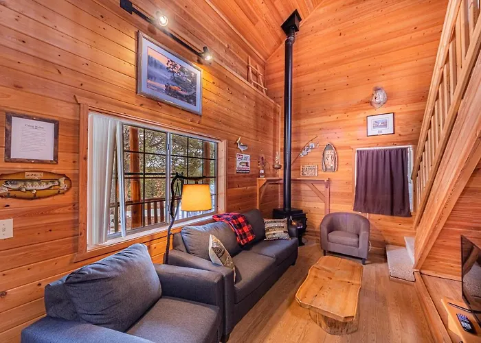 Cabin #4 The Wolves Den - Pet Friendly- Sleeps 6 - Playground & Game Room