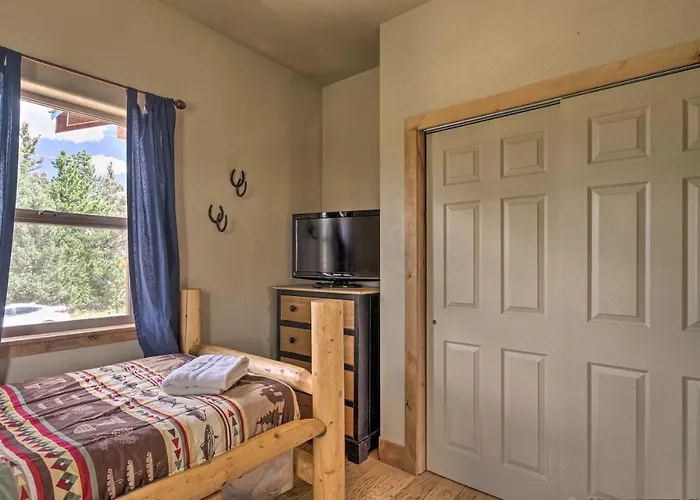 Cripple Creek Mountain Getaway W/ Hot Tub & Views!