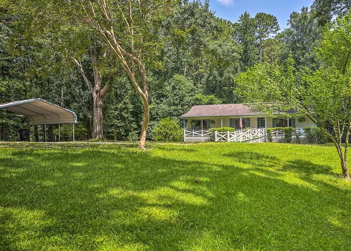 Quiet Home W/ Fire Pit - 1 Mi To Downtown Acworth!