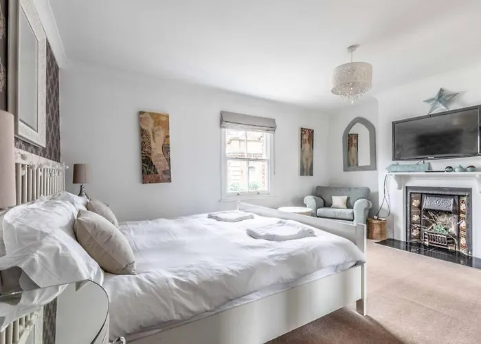 Windsor Town Centre Victorian Townhouse Sleeps 6