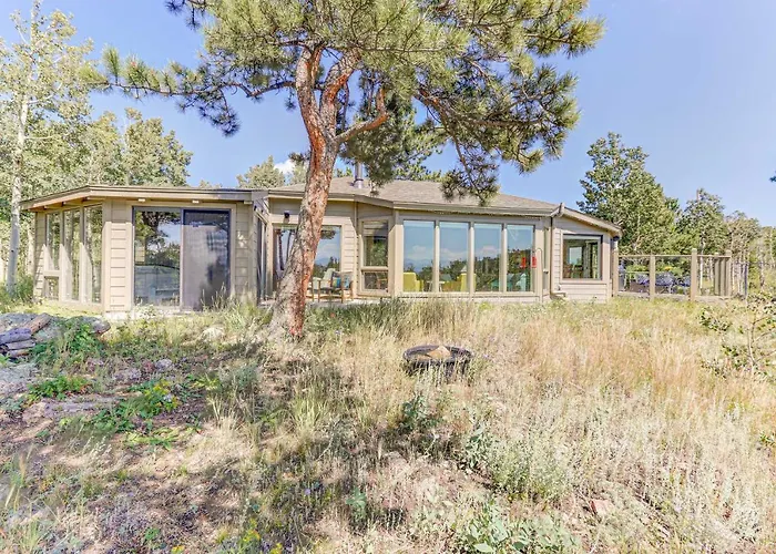 Mountain Views + Hot Tub: Airy Forest Escape!