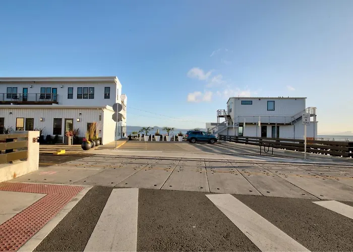 Bowline Hotel