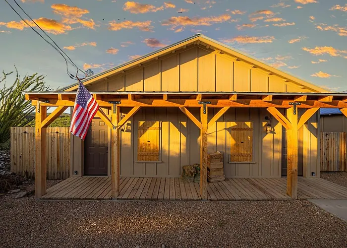 -Pet Friendly- Miners Cabin #5 -Two Double Beds - Private Balcony