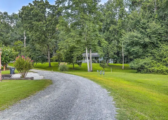 Quiet Home W/ Fire Pit - 1 Mi To Downtown Acworth!