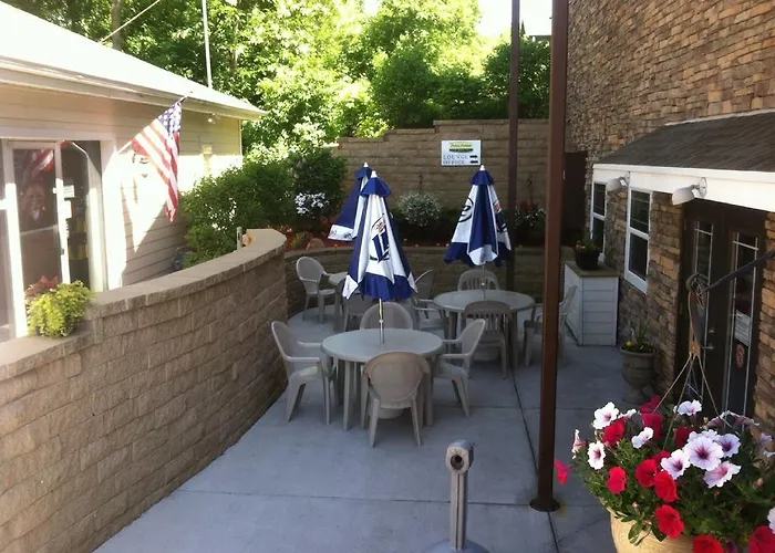 Price Pointe Inn