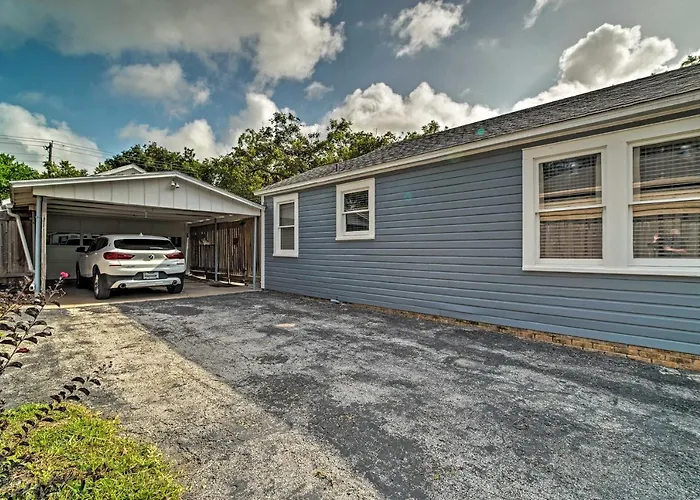 Pet-Friendly Brenham Cottage W/ Yard!