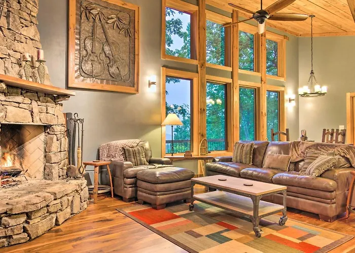 Couples' Treehouse Retreat W/ Hot Tub & Views
