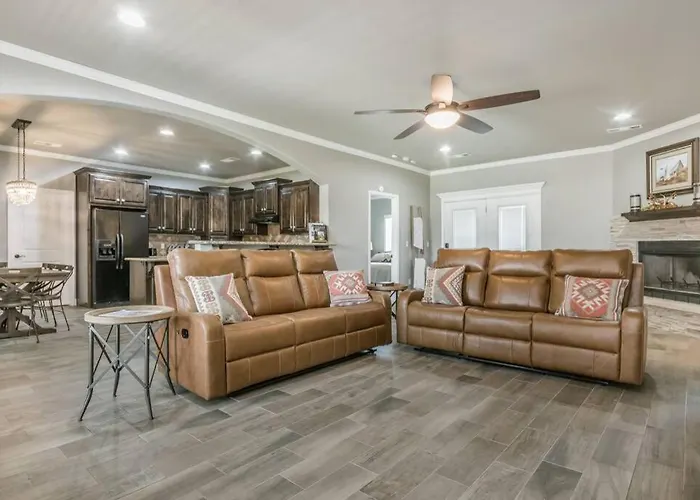 Cheerful 3 Bedroom Home, King Bed, 10 Min From Palo Duro Canyon, Fireplace, Washer Dryer